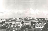 Vista parcial da cidade em 1947. A imagem possibilita visualizar antigos pr�dios como o da Catedral de Sant�Ana e o da Cervejaria Adri�tica, ambos demolidos, bem como o pr�dio do Col�gio Sant�Ana, um dos mais tradicionais estabelecimentos de ensino de Ponta Grossa. (clique para ampliar)