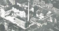 A Cervejaria Adri�tica foi fundada por Henrique Thiellen em 1904. S�mbolo da industrializa��o em Ponta Grossa, a Adri�tica chegou a contar com mais de 120 oper�rios nos anos iniciais do s�culo XX. Seu propri�tario investiu em m�quinas, treinamento e propaganda, tornando-a um referencial obrigat�rio para todos que escrevem a respeito da industrializa��o ponta-grossense. (clique para ampliar)